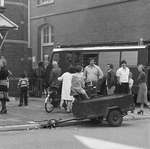 831212 Afbeelding van een brandweerauto bij het gebouw van de Stichting Schooladviescentrum (Ondiep 63) te Utrecht ...